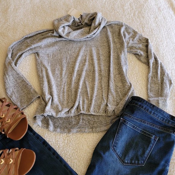 NWT Green Envelope Los Angeles Gray Sweater M - Picture 1 of 9